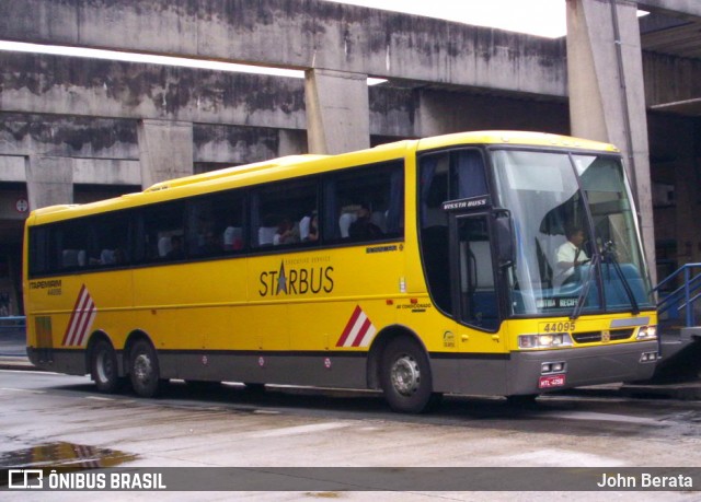 Viação Itapemirim 44095 na cidade de Curitiba, Paraná, Brasil, por John Berata. ID da foto: 6428951.