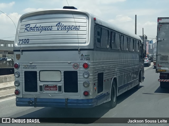 Ônibus Particulares 9607 na cidade de São Paulo, São Paulo, Brasil, por Jackson Sousa Leite. Número da foto: #6452841.