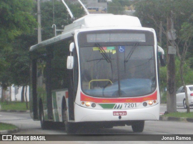 Metra - Sistema Metropolitano de Transporte 7201 na cidade de São Paulo, São Paulo, Brasil, por Jonas Ramos. ID da foto: 6417689.