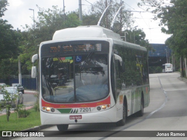 Metra - Sistema Metropolitano de Transporte 7201 na cidade de São Paulo, São Paulo, Brasil, por Jonas Ramos. ID da foto: 6417685.