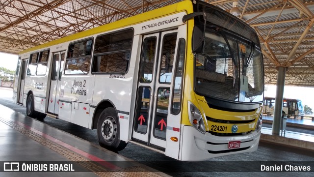 Viação Pioneira 224201 na cidade de Ceilândia, Distrito Federal, Brasil, por Daniel Chaves. Número da foto: #7136674.