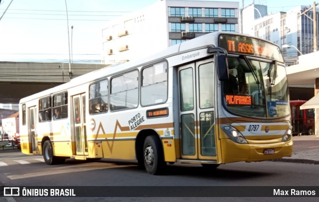 Companhia Carris Porto-Alegrense 0797 na cidade de Porto Alegre, Rio Grande do Sul, Brasil, por Max Ramos. Número da foto: #7136924.