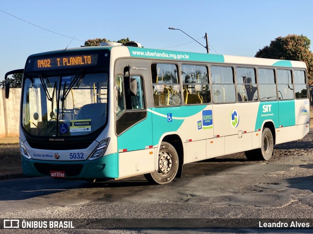 Viação Sorriso de Minas 5032 na cidade de Uberlândia, Minas Gerais, Brasil, por Leandro Alves. Número da foto: #7136796.