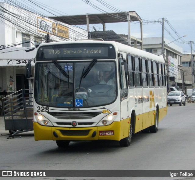 Empresa Metropolitana 228 na cidade de Jaboatão dos Guararapes, Pernambuco, Brasil, por Igor Felipe. Número da foto: #7138005.