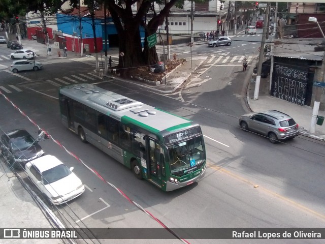 Via Sudeste Transportes S.A. 5 2402 na cidade de São Paulo, São Paulo, Brasil, por Rafael Lopes de Oliveira. ID da foto: 7174483.