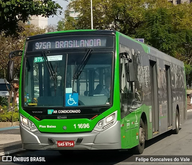 Viação Santa Brígida 1 1696 na cidade de São Paulo, São Paulo, Brasil, por Felipe Goncalves do Vale. ID da foto: 7112229.