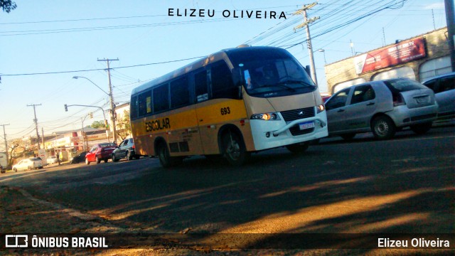 Escolares 683 na cidade de Porto Alegre, Rio Grande do Sul, Brasil, por Elizeu Oliveira. Número da foto: #7192576.