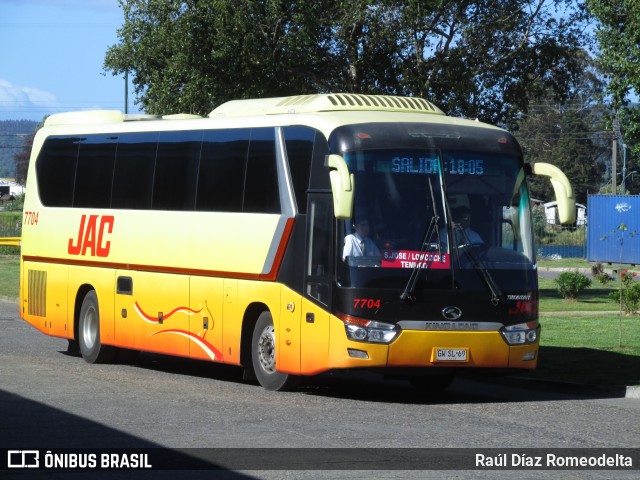 JAC 7704 na cidade de Valdivia, Valdivia, Los Ríos, Chile, por Raúl Díaz Romeodelta. Número da foto: #7120148.