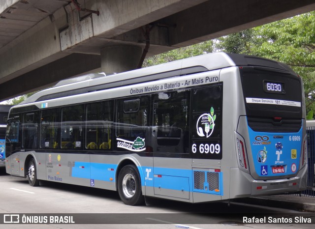 Transwolff Transportes e Turismo 6 6909 na cidade de São Paulo, São Paulo, Brasil, por Rafael Santos Silva. Número da foto: #7249402.
