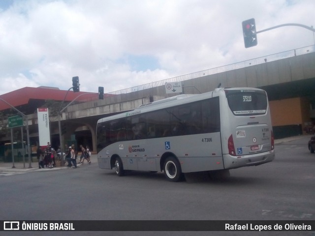 Pêssego Transportes 4 7306 na cidade de São Paulo, São Paulo, Brasil, por Rafael Lopes de Oliveira. Número da foto: #7256823.