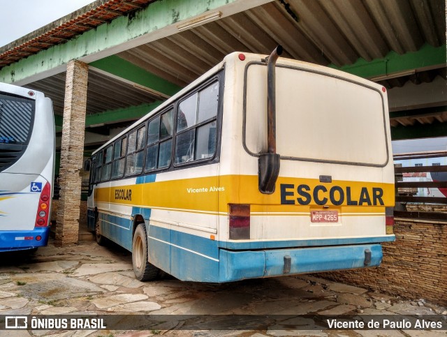 Escolares 4265 na cidade de São Thomé das Letras, Minas Gerais, Brasil, por Vicente de Paulo Alves. Número da foto: #7269984.