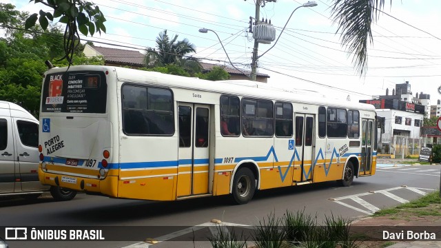 Trevo Transportes Coletivos 1097 na cidade de Porto Alegre, Rio Grande do Sul, Brasil, por Davi Borba. Número da foto: #7277890.