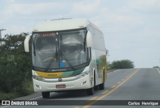 Empresa Gontijo de Transportes 7050 na cidade de Nova Fátima, Bahia, Brasil, por Carlos  Henrique. ID da foto: 7327500.