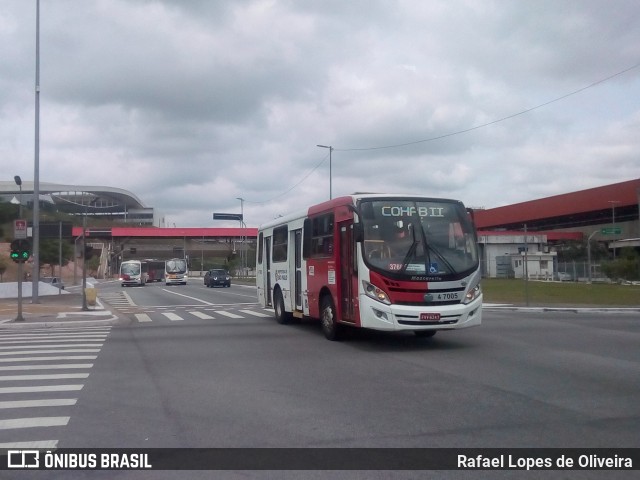 Pêssego Transportes 4 7005 na cidade de São Paulo, São Paulo, Brasil, por Rafael Lopes de Oliveira. Número da foto: #7334625.