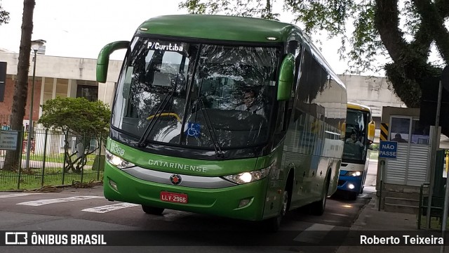 Auto Viação Catarinense 3368 na cidade de Curitiba, Paraná, Brasil, por Roberto Teixeira. Número da foto: #7353553.