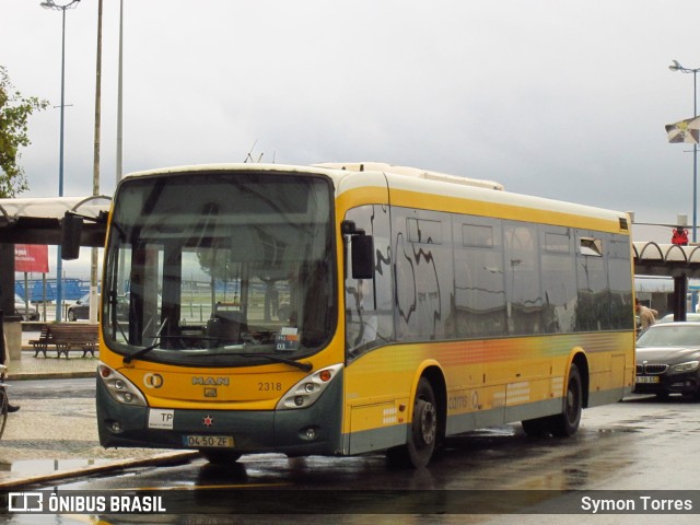 Companhia Carris de Ferro de Lisboa 2318 na cidade de Lisbon, Lisbon, Portugal, por Symon Torres. ID da foto: 7366072.