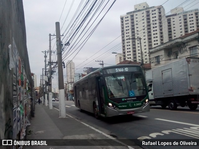 Via Sudeste Transportes S.A. 5 2425 na cidade de São Paulo, São Paulo, Brasil, por Rafael Lopes de Oliveira. ID da foto: 7306865.