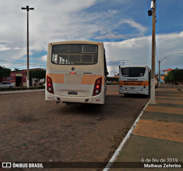 Escolares 9380 na cidade de João Dourado, Bahia, Brasil, por Matheus Zeferino. Número da foto: #6525405.
