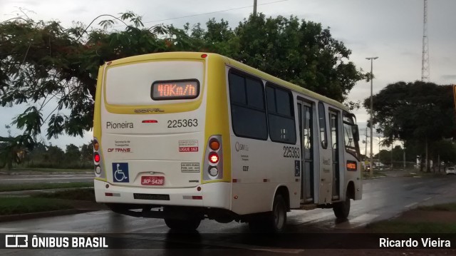 Viação Pioneira 225363 na cidade de Santa Maria, Distrito Federal, Brasil, por Ricardo Vieira. Número da foto: #6527414.