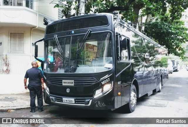 Ônibus Particulares M057 na cidade de Brasil, por Rafael Santos. ID da foto: 6490748.