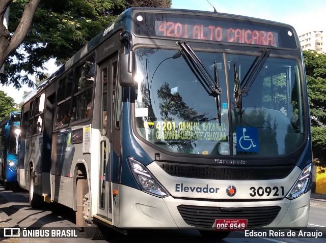 Coletivos São Lucas 30921 na cidade de Belo Horizonte, Minas Gerais, Brasil, por Edson Reis de Araujo. Número da foto: #6580520.