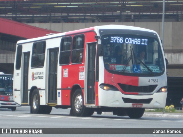 Pêssego Transportes 4 7557 na cidade de São Paulo, São Paulo, Brasil, por Jonas Ramos. ID da foto: 6595733.