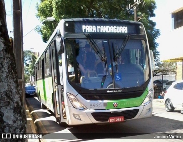 Viação Garcia 8925 na cidade de Apucarana, Paraná, Brasil, por Josino Vieira. ID da foto: 6653484.