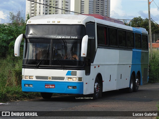 Ônibus Particulares 8605 na cidade de Teresina, Piauí, Brasil, por Lucas Gabriel. Número da foto: #6672206.