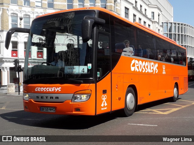 Crosskeys Coaches  na cidade de London, Greater London, Inglaterra, por Wagner Lima. ID da foto: 6674947.