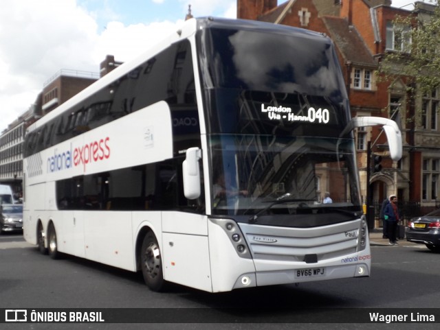 National Express  na cidade de London, Greater London, Inglaterra, por Wagner Lima. ID da foto: 6685646.