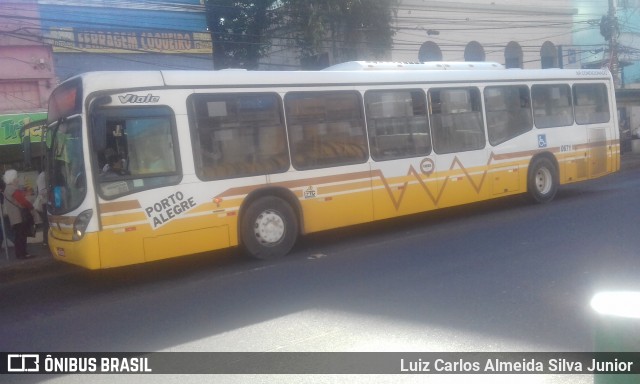 Companhia Carris Porto-Alegrense 0671 na cidade de Porto Alegre, Rio Grande do Sul, Brasil, por Luiz Carlos Almeida Silva Junior. Número da foto: #6736860.