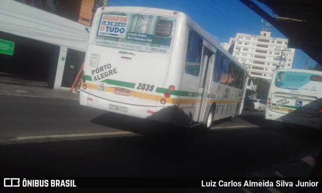 Auto Viação Presidente Vargas 2039 na cidade de Porto Alegre, Rio Grande do Sul, Brasil, por Luiz Carlos Almeida Silva Junior. ID da foto: 6736867.