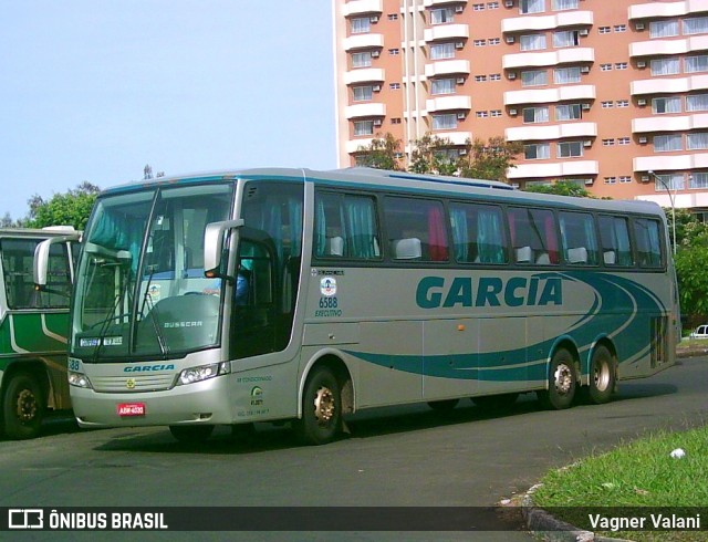 Viação Garcia 6588 na cidade de Foz do Iguaçu, Paraná, Brasil, por Vagner Valani. Número da foto: #6699366.