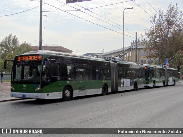 ATM > Azienda Trasporti Milanesi 705 na cidade de Milan, Milan, Lombardy, Itália, por Fabricio do Nascimento Zulato. ID da foto: 6759611.