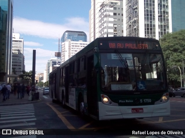 Via Sudeste Transportes S.A. 5 1750 na cidade de São Paulo, São Paulo, Brasil, por Rafael Lopes de Oliveira. ID da foto: 6770124.