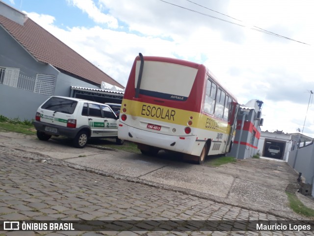 Escolares 299 na cidade de Santiago, Rio Grande do Sul, Brasil, por Mauricio Lopes. ID da foto: 6773713.