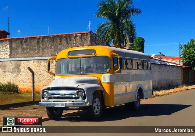 Ônibus Particulares 1956 na cidade de Indaiatuba, São Paulo, Brasil, por Marcos Jeremias. ID da foto: 6810406.