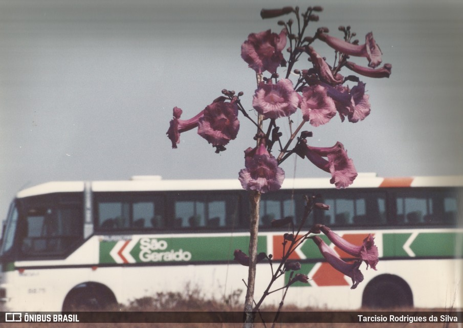 Cia. São Geraldo de Viação 8875 na cidade de Itabirito, Minas Gerais, Brasil, por Tarcisio Rodrigues da Silva. ID da foto: 6819009.