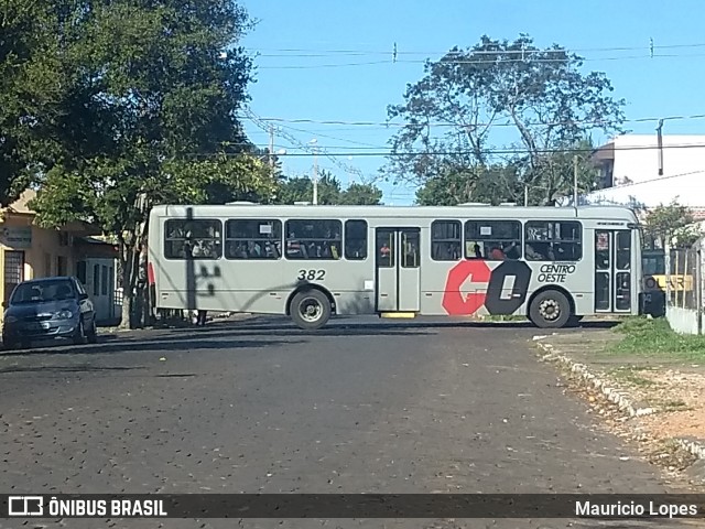 Viação Centro Oeste 382 na cidade de Santiago, Rio Grande do Sul, Brasil, por Mauricio Lopes. Número da foto: #6843867.