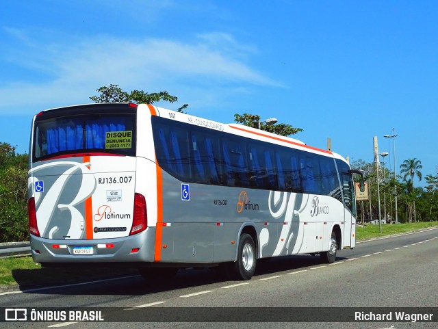 Transportes Blanco RJ 136.007 na cidade de Rio de Janeiro, Rio de Janeiro, Brasil, por Richard Wagner. ID da foto: 6845946.