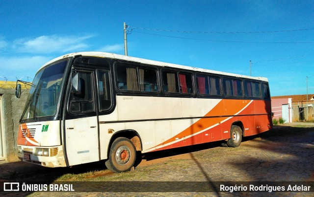 Ônibus Particulares 8733 na cidade de Brasília de Minas, Minas Gerais, Brasil, por Rogério Rodrigues Adelar. Número da foto: #6793926.