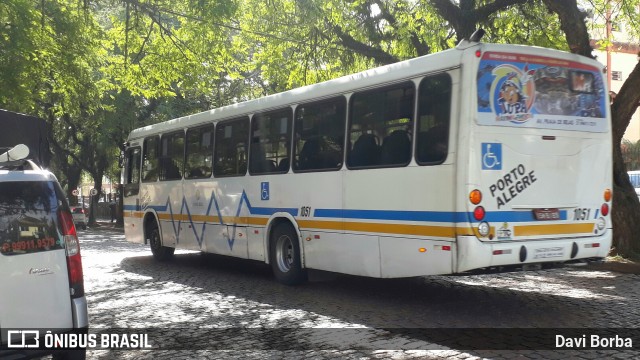 Trevo Transportes Coletivos 1051 na cidade de Porto Alegre, Rio Grande do Sul, Brasil, por Davi Borba. ID da foto: 6906910.