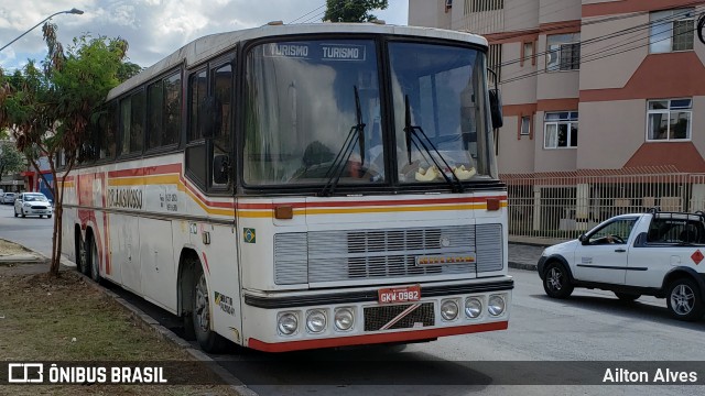 Transnosso Transportadora Turística 1957 na cidade de Belo Horizonte, Minas Gerais, Brasil, por Ailton Alves. ID da foto: 6920406.