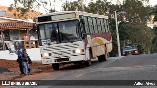 Ônibus Particulares 5225 na cidade de Capitólio, Minas Gerais, Brasil, por Ailton Alves. ID da foto: 6918098.