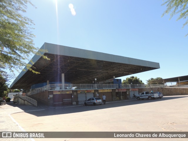 Terminais Rodoviários e Urbanos Januária-MG na cidade de Januária, Minas Gerais, Brasil, por Leonardo Chaves de Albuquerque. ID da foto: 6927199.