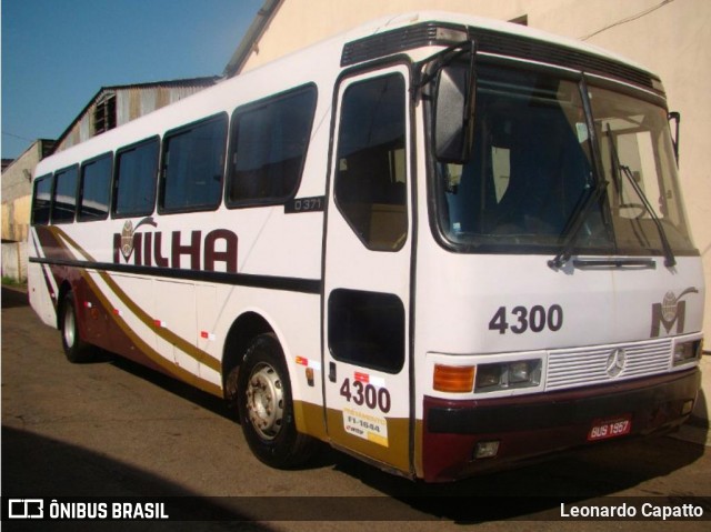 Milha 4300 na cidade de Artur Nogueira, São Paulo, Brasil, por Leonardo Capatto. Número da foto: #6864297.