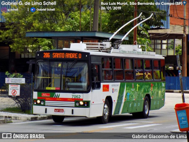 Metra - Sistema Metropolitano de Transporte 7062 na cidade de São Bernardo do Campo, São Paulo, Brasil, por Gabriel Giacomin de Lima. Número da foto: #6960634.