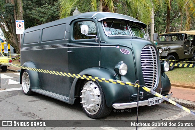 Ônibus Particulares 1947 na cidade de Poços de Caldas, Minas Gerais, Brasil, por Matheus Gabriel dos Santos. ID da foto: 6964616.