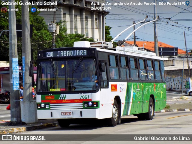 Metra - Sistema Metropolitano de Transporte 7061 na cidade de São Paulo, São Paulo, Brasil, por Gabriel Giacomin de Lima. ID da foto: 6964145.