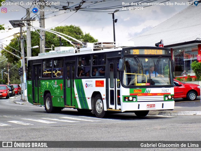 Metra - Sistema Metropolitano de Transporte 7057 na cidade de São Paulo, São Paulo, Brasil, por Gabriel Giacomin de Lima. ID da foto: 6966948.